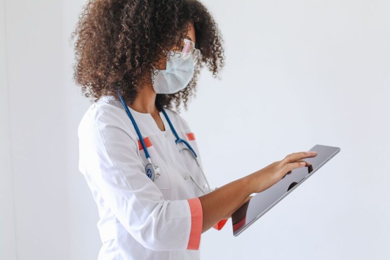 Best AI Apps for Nurses helping nurses manage digital healthcare tasks on a tablet