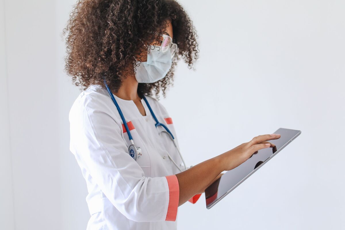 Best AI Apps for Nurses helping nurses manage digital healthcare tasks on a tablet
