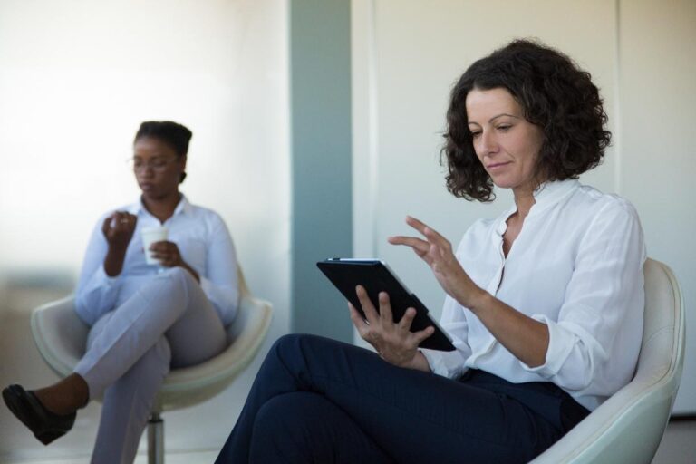 Digital Healthcare Communication using a tablet for patient care.